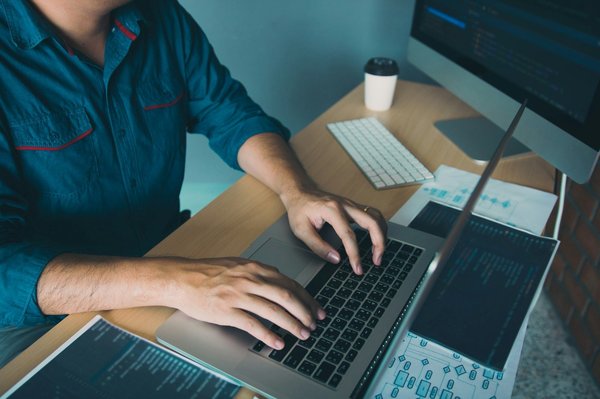 Mission developpeur python : responsabilités, compétences et salaire